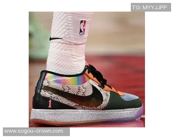 库里赛前训练穿上布克首款签名鞋Book1迎战太阳队展现默契配合